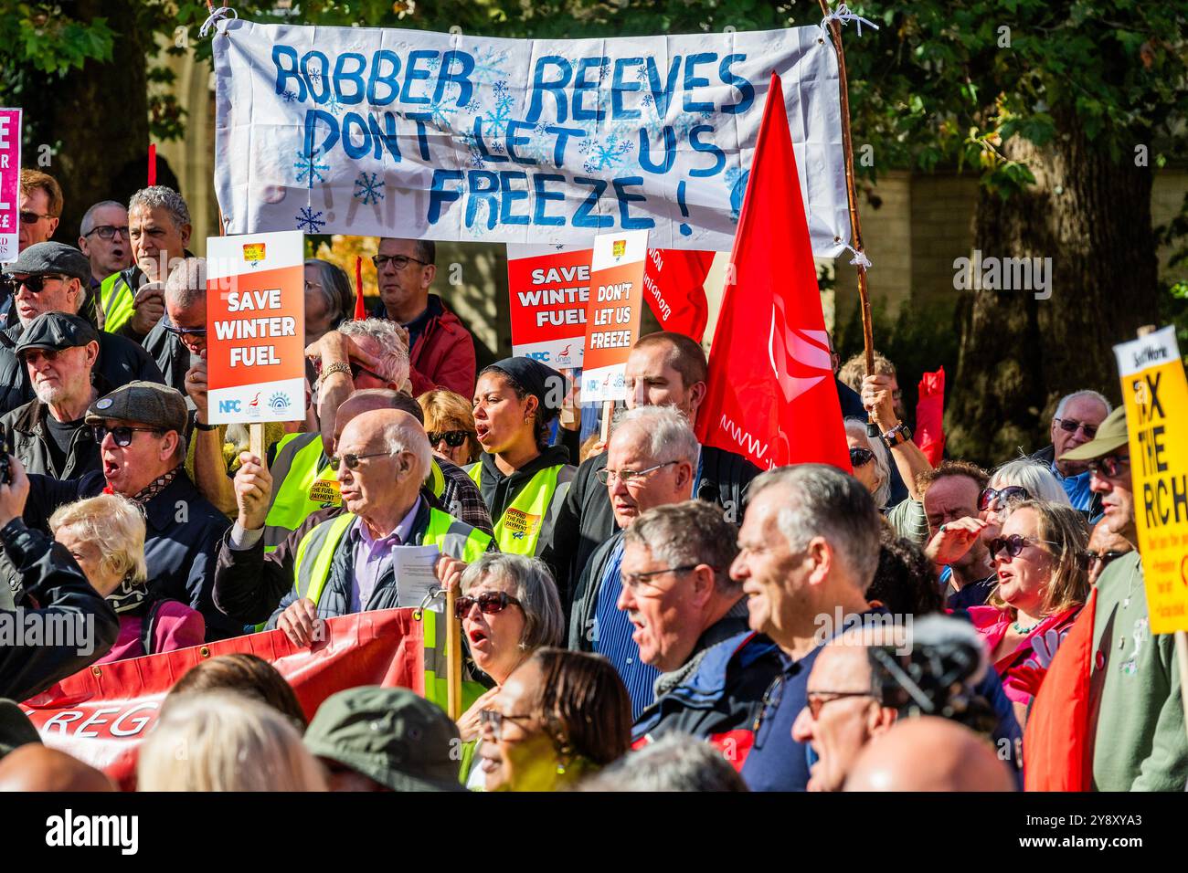 Londra, Regno Unito. 7 ottobre 2024. Il rapinatore Reeves non ci lasci congelare - tagli al pagamento del carburante invernale - Unite la manifestazione dell'Unione fuori dal Parlamento. Essi, altri sindacati e gruppi di pensionati (inclusi la Convenzione nazionale dei pensionati e il Forum scozzese dei pensionati), protestano per la decisione del governo di testare i mezzi per il pagamento annuale del carburante invernale ai pensionati. La manifestazione arriva dopo che il Segretario generale dell'Unite si è spostato e ha vinto una mozione alla Conferenza del Partito Laburista per mantenere il pagamento del carburante invernale. Crediti: Guy Bell/Alamy Live News Foto Stock