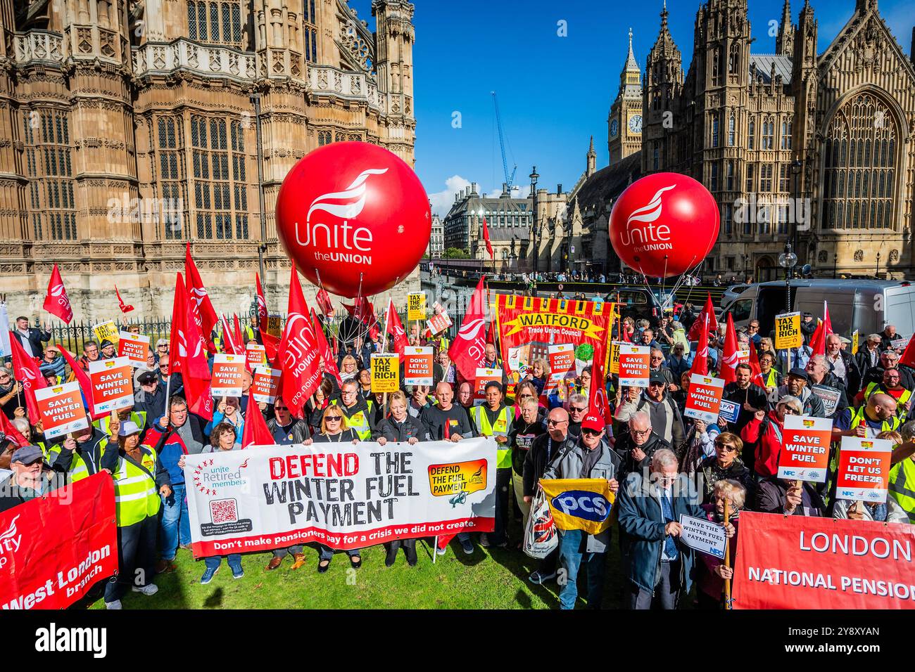 Londra, Regno Unito. 7 ottobre 2024. Tagli al pagamento del carburante invernale - Unite la manifestazione sindacale fuori dal Parlamento. Essi, altri sindacati e gruppi di pensionati (inclusi la Convenzione nazionale dei pensionati e il Forum scozzese dei pensionati), protestano per la decisione del governo di testare i mezzi per il pagamento annuale del carburante invernale ai pensionati. La manifestazione arriva dopo che il Segretario generale dell'Unite si è spostato e ha vinto una mozione alla Conferenza del Partito Laburista per mantenere il pagamento del carburante invernale. Crediti: Guy Bell/Alamy Live News Foto Stock