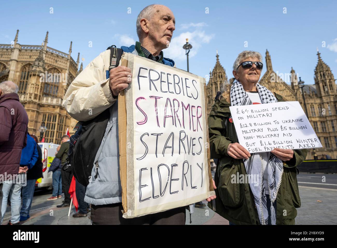 Londra, Regno Unito. 7 ottobre 2024. Persone in una manifestazione fuori dalle camere del Parlamento per protestare contro la decisione del governo di testare i mezzi per il pagamento annuale del carburante invernale ai pensionati. La manifestazione arriva dopo che il Segretario generale di Unite si è spostato e ha vinto una mozione alla Conferenza del Partito Laburista per mantenere il pagamento del carburante invernale. Crediti: Stephen Chung / Alamy Live News Foto Stock