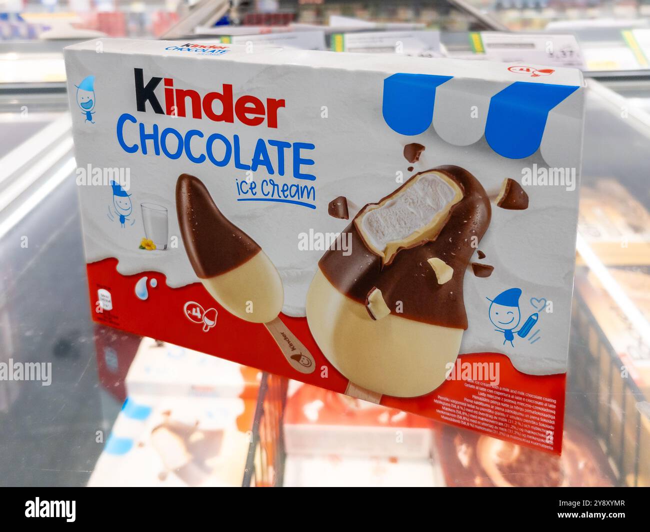 Italia - 18 settembre 2024: Pacchetto Kinder Chocolate Ice Cream Ferrero, gelato Stick ricoperto di cioccolato e cioccolatini al latte Foto Stock