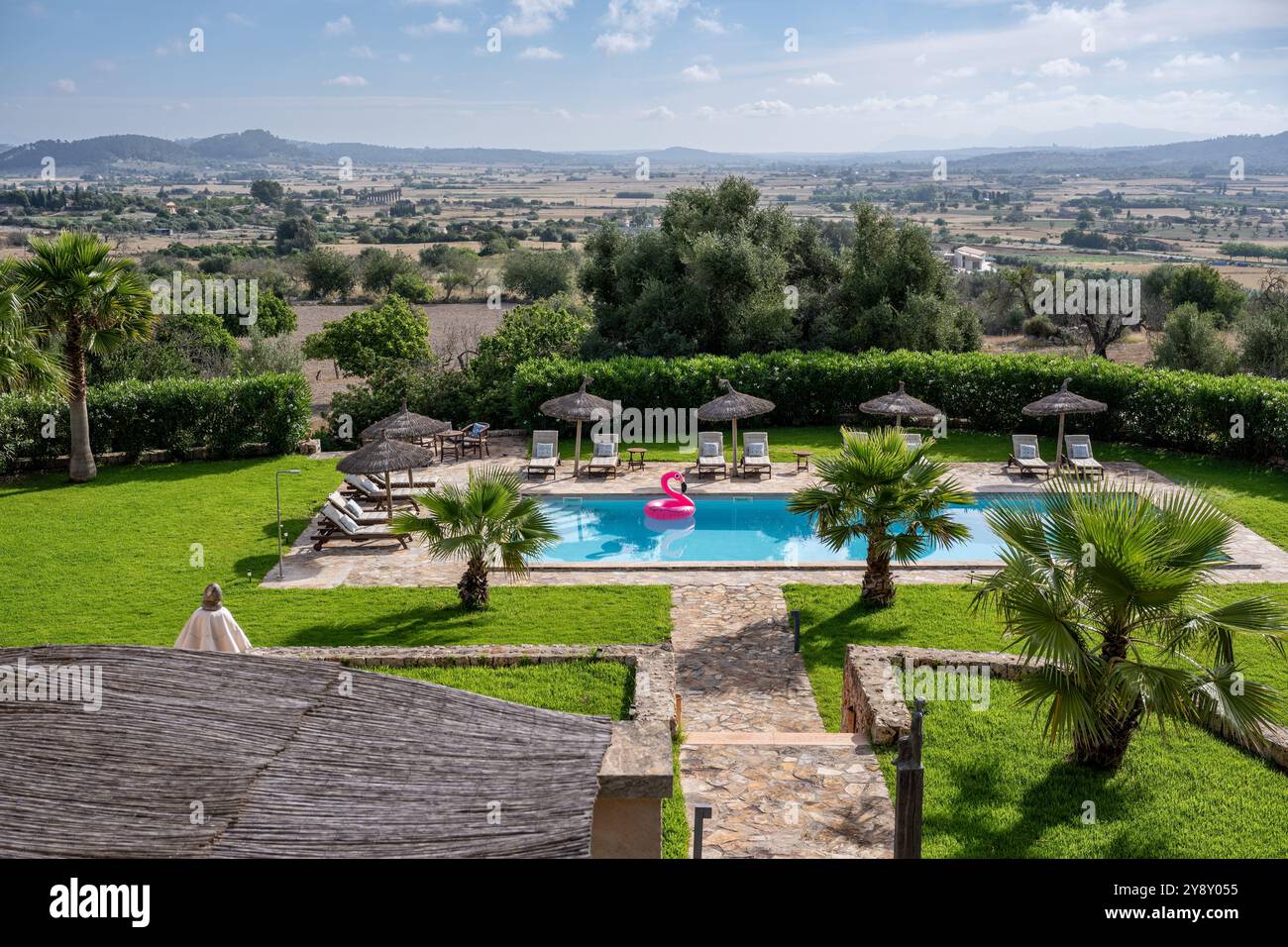 Vista rialzata della piscina nei giardini della villa spagnola, Mallorca. Foto Stock