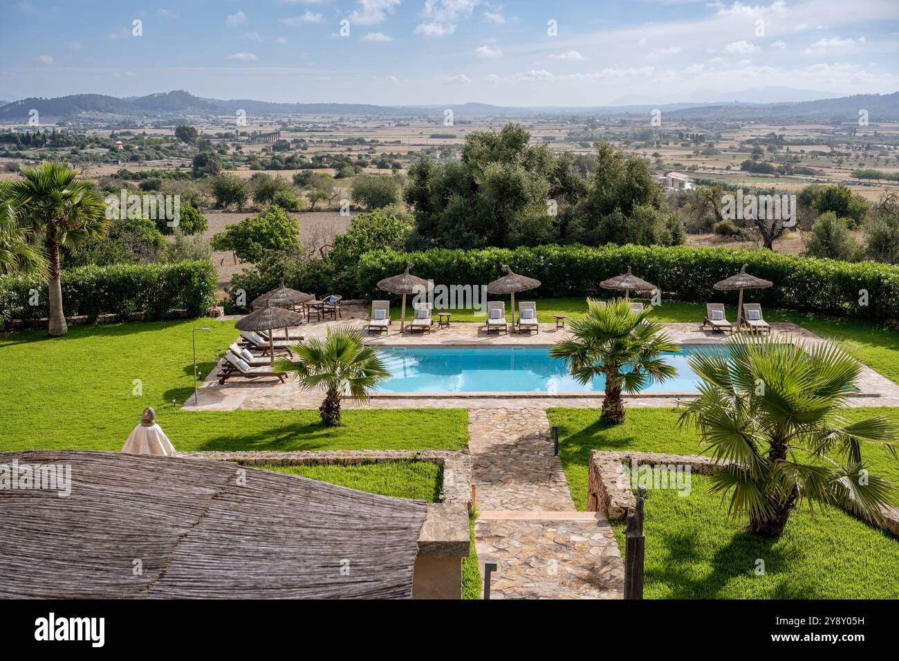 Vista rialzata della piscina nei giardini della villa spagnola, Mallorca. Foto Stock