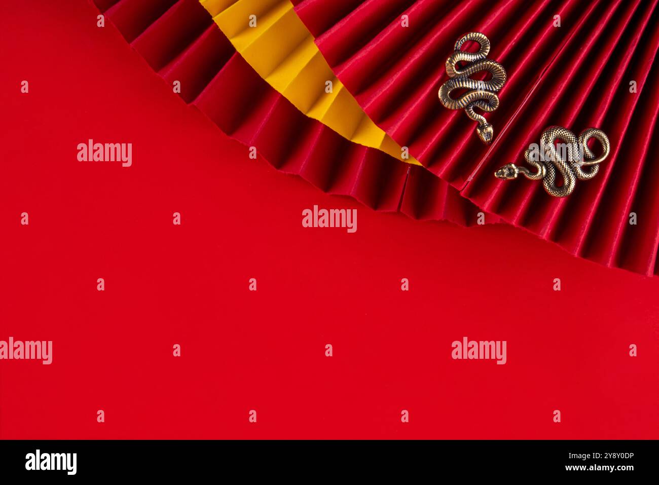 Capodanno cinese asia sfondo rosso dorato. Nuovo biglietto d'auguri per l'anno zodiaco Snake 2025. Sfondo piatto rosso con ventole natalizie, buste dei desideri, n. di serie Foto Stock