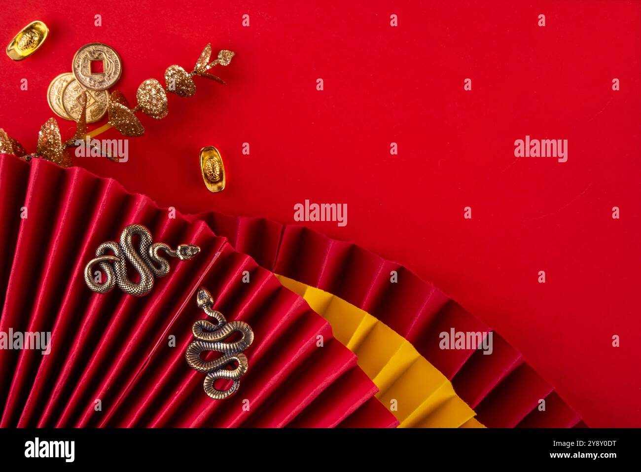 Capodanno cinese asia sfondo rosso dorato. Nuovo biglietto d'auguri per l'anno zodiaco Snake 2025. Sfondo piatto rosso con ventole natalizie, buste dei desideri, n. di serie Foto Stock