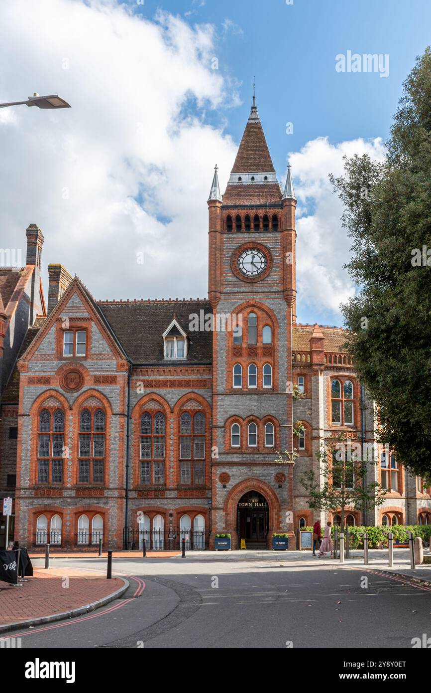 Reading Town Hall, edificio storico classificato di grado II* a Reading con una torre dell'orologio, Berkshire, Inghilterra, Regno Unito Foto Stock
