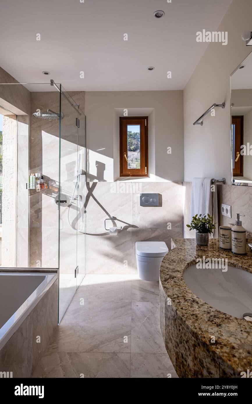 Bagno soleggiato con lavabo in marmo nella villa spagnola di Maiorca. Foto Stock
