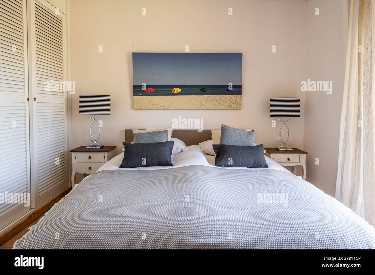 Camera da letto blu e crema con vista sulla spiaggia nella villa spagnola di Maiorca. Foto Stock