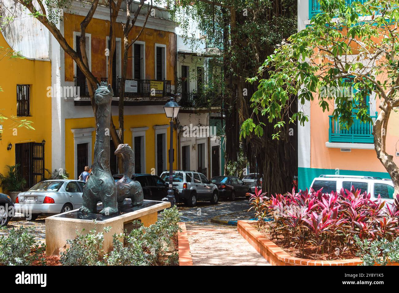 San Juan, Porto Rico - 20 aprile 2017: Una strada colorata adornata da architettura storica e vegetazione lussureggiante. Foto Stock