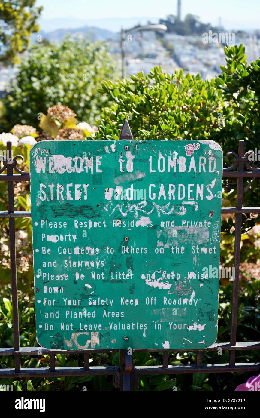 Insegna verde malconcia in cima a Lombard Street, "la strada più tortuosa del mondo". Foto Stock