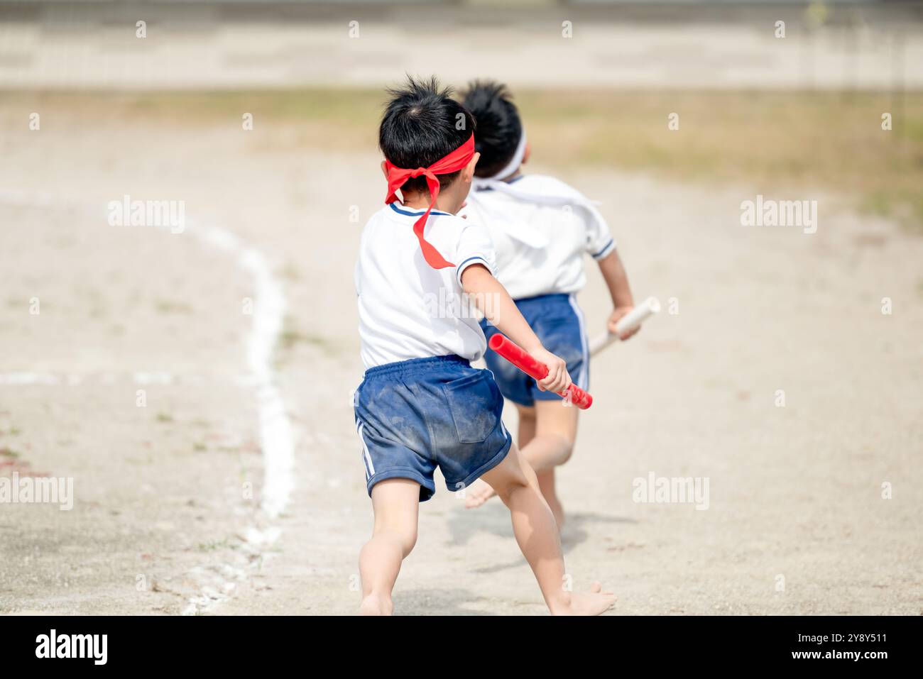 Relè bambini giapponesi durante la giornata sportiva scolastica in Giappone. Foto Stock