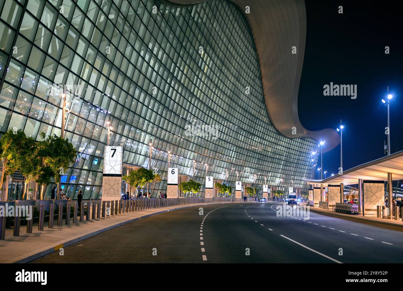 ABU DHABI - 21 SETTEMBRE: Vista panoramica del nuovo aeroporto internazionale di Zayed di notte ad Abu Dhabi il 21 settembre. 2024 negli Emirati Arabi Uniti. Foto Stock