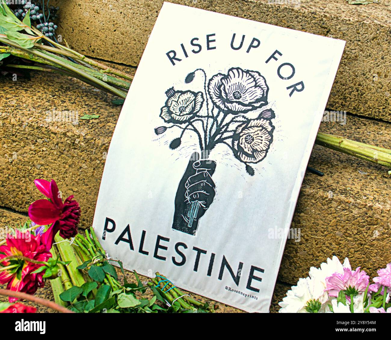 Glasgow, Scozia, Regno Unito. 7 ottobre 2024. Un tributo floreale per la palestina lasciato alle scale della sala da concerto reale e fu associato a un concerto. Credit Gerard Ferry/Alamy Live News Foto Stock