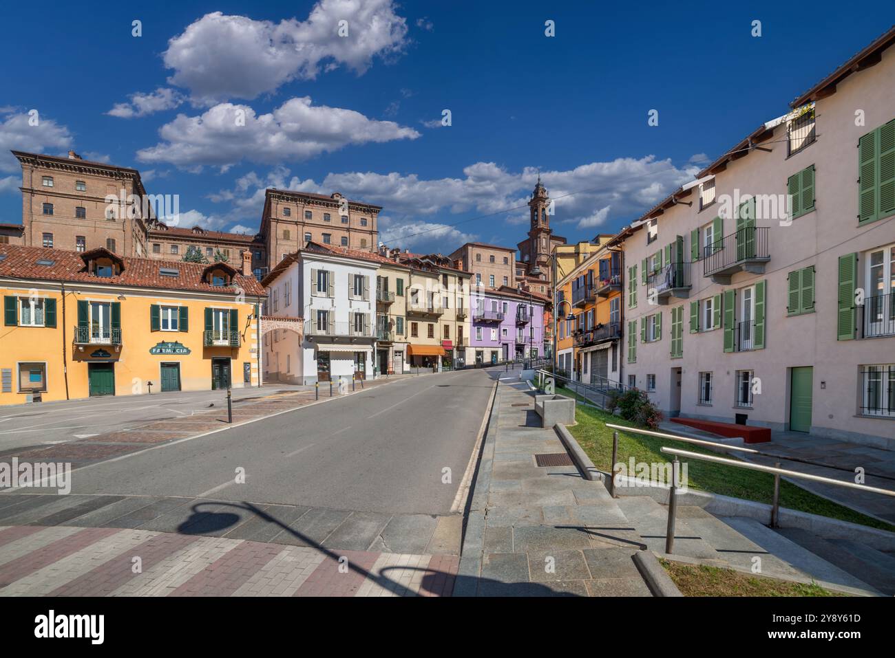 Fossano, Italia - paesaggio urbano su via Guglielmo Marconi con antichi edifici colorati con vista sul palazzo dell'ospedale e sul campanile della Santissima Trinit Foto Stock