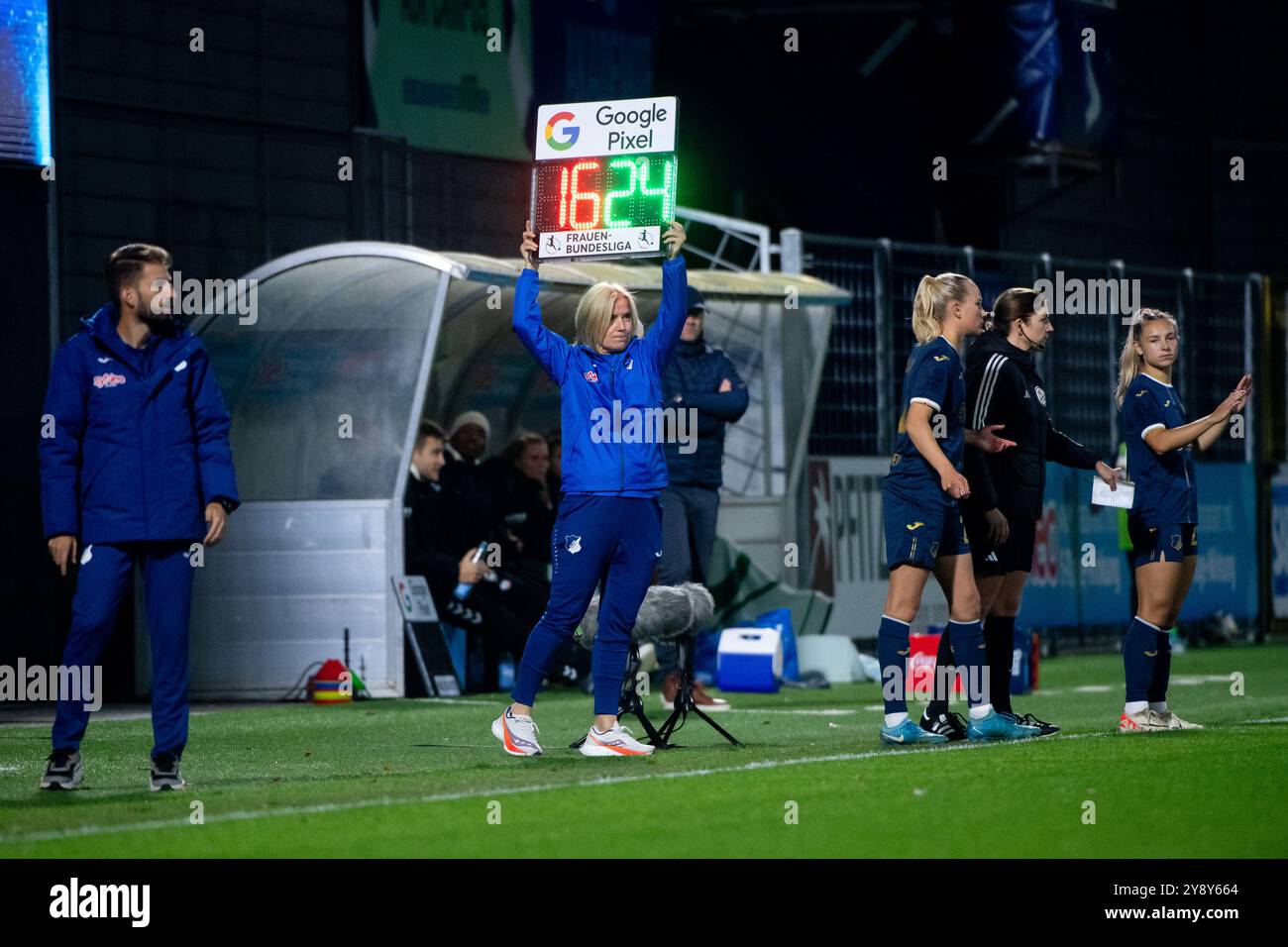 Renata Szabjan (STG Hoffenheim, Betreuerin) mit LED-Tafel zum Wechsel, GER, TSG 1899 Hoffenheim vs SV Werder Brema, Google Pixel Frauen Bundesliga, 5. Spieltag, Saison 2024/2025, 06.10.2024 normative DFB vietano qualsiasi uso di fotografie come sequenze di immagini e/o quasi-video foto: Eibner-Pressefoto/Michael Memmler Foto Stock