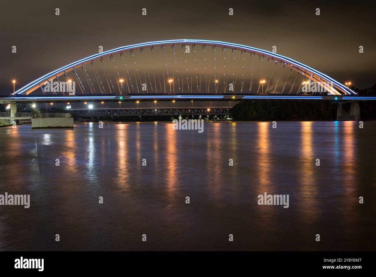 BRATISLAVA, SLOVACCHIA - 5 OTTOBRE 2024: La mappatura laser illumina il ponte Apollo durante il festival della notte Bianca a Bratislava, Slovacchia Foto Stock