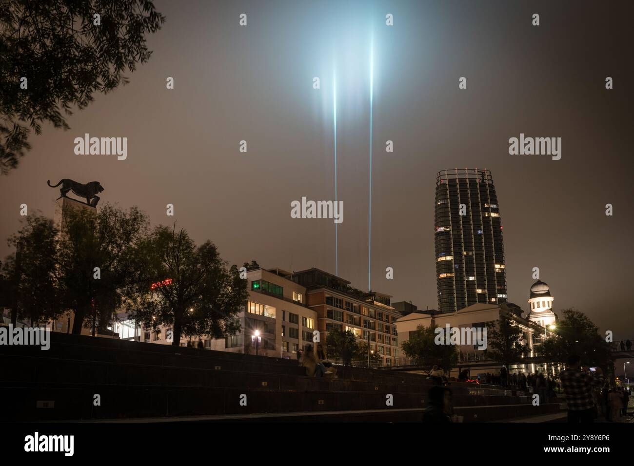 BRATISLAVA, SLOVACCHIA - 5 OTTOBRE 2024: Due potenti fasci di luce accanto alla Torre Eurovea durante il festival della notte Bianca a Bratislava, Slovacchia Foto Stock