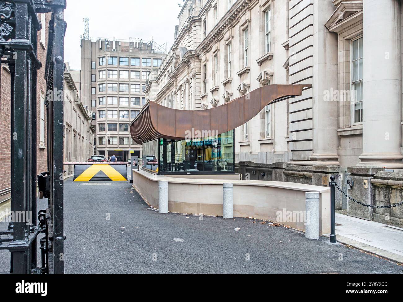 La nuova capanna di sicurezza all'ingresso degli edifici governativi di Dublino, Irlanda. Foto Stock