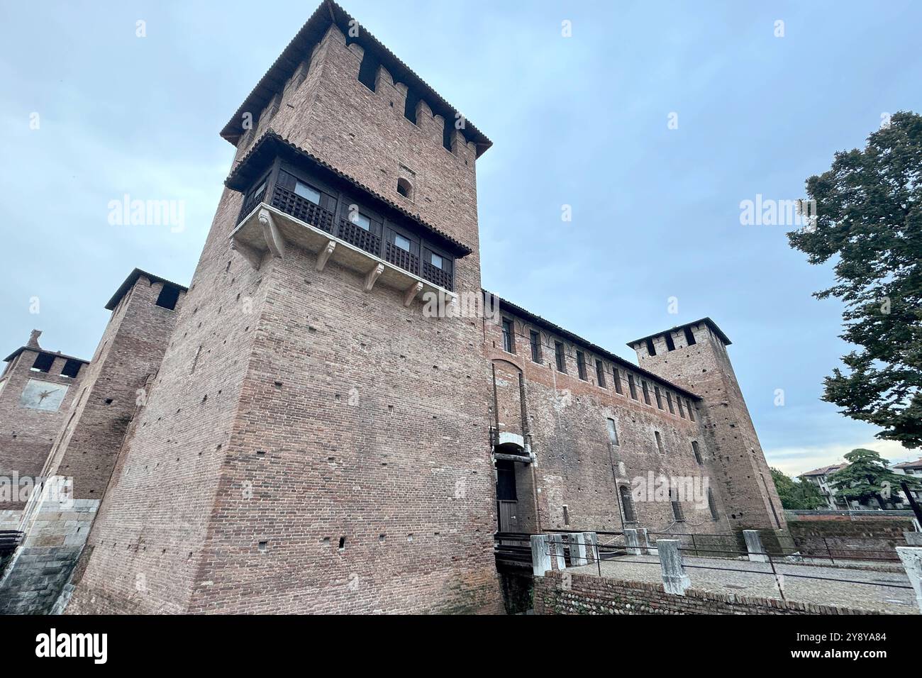 04.10.2024, xsvx, Reise Urlaub, Verona emwir, v.l. Museo Castelveccio Castelvecchio War die Kastellburg der Scaliger di Verona. Seit 1923 Beherbergt das Gebäude ein Museum. Castelvecchio mittelalterliche Backsteinkastell Scaligero Verona *** 04 10 2024, xsvx, viaggio vacanza, Verona emwir, V l Museo Castelveccio Castelvecchio è stato il castello Scaligero di Verona dal 1923, l'edificio ospita un museo Castelvecchio castello medievale in mattoni Scaligero Verona Foto Stock