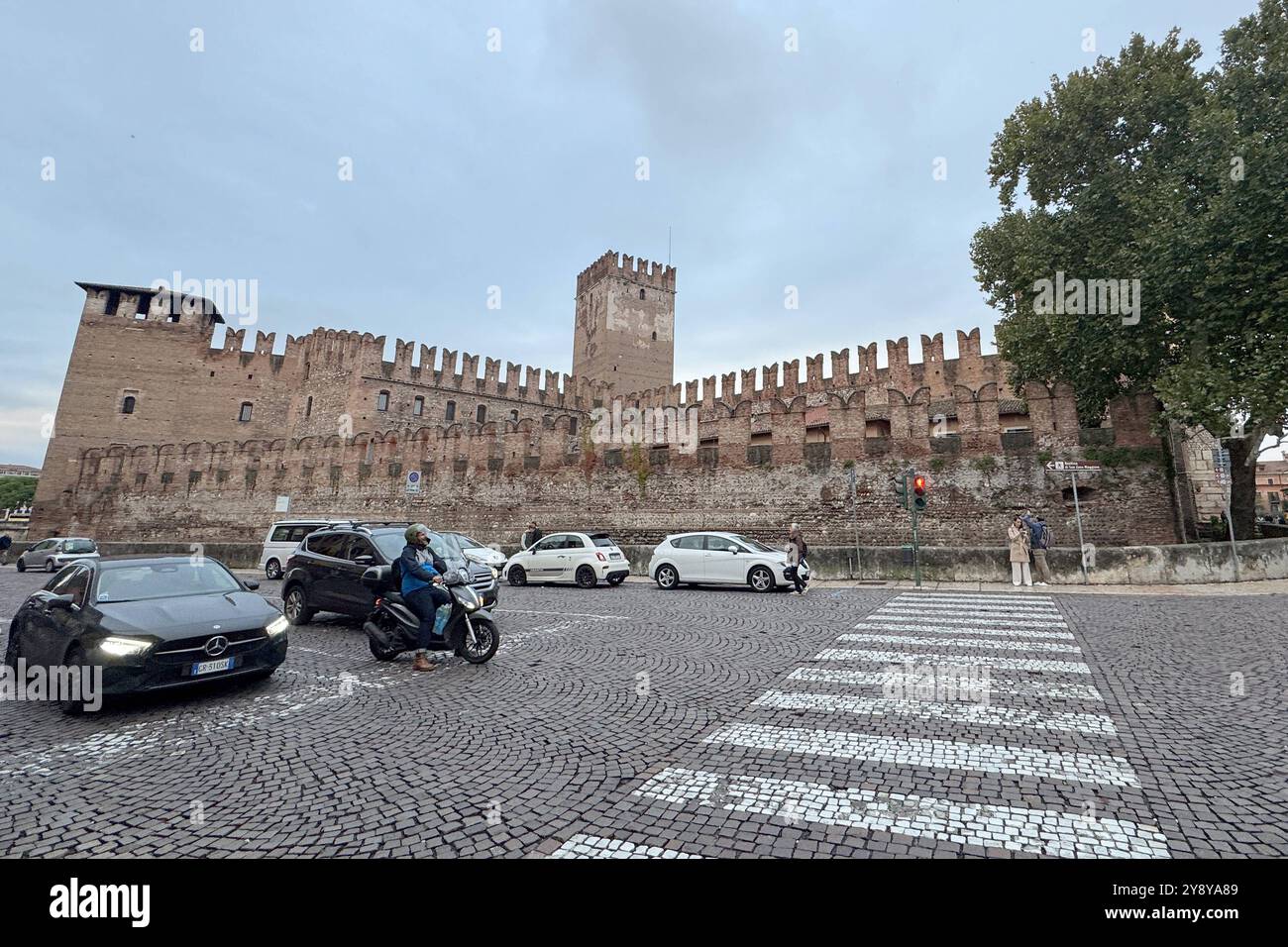 04.10.2024, xsvx, Reise Urlaub, Verona emwir, v.l. Museo Castelveccio Castelvecchio War die Kastellburg der Scaliger di Verona. Seit 1923 Beherbergt das Gebäude ein Museum. Castelvecchio mittelalterliche Backsteinkastell Scaligero Verona *** 04 10 2024, xsvx, viaggio vacanza, Verona emwir, V l Museo Castelveccio Castelvecchio è stato il castello Scaligero di Verona dal 1923, l'edificio ospita un museo Castelvecchio castello medievale in mattoni Scaligero Verona Foto Stock