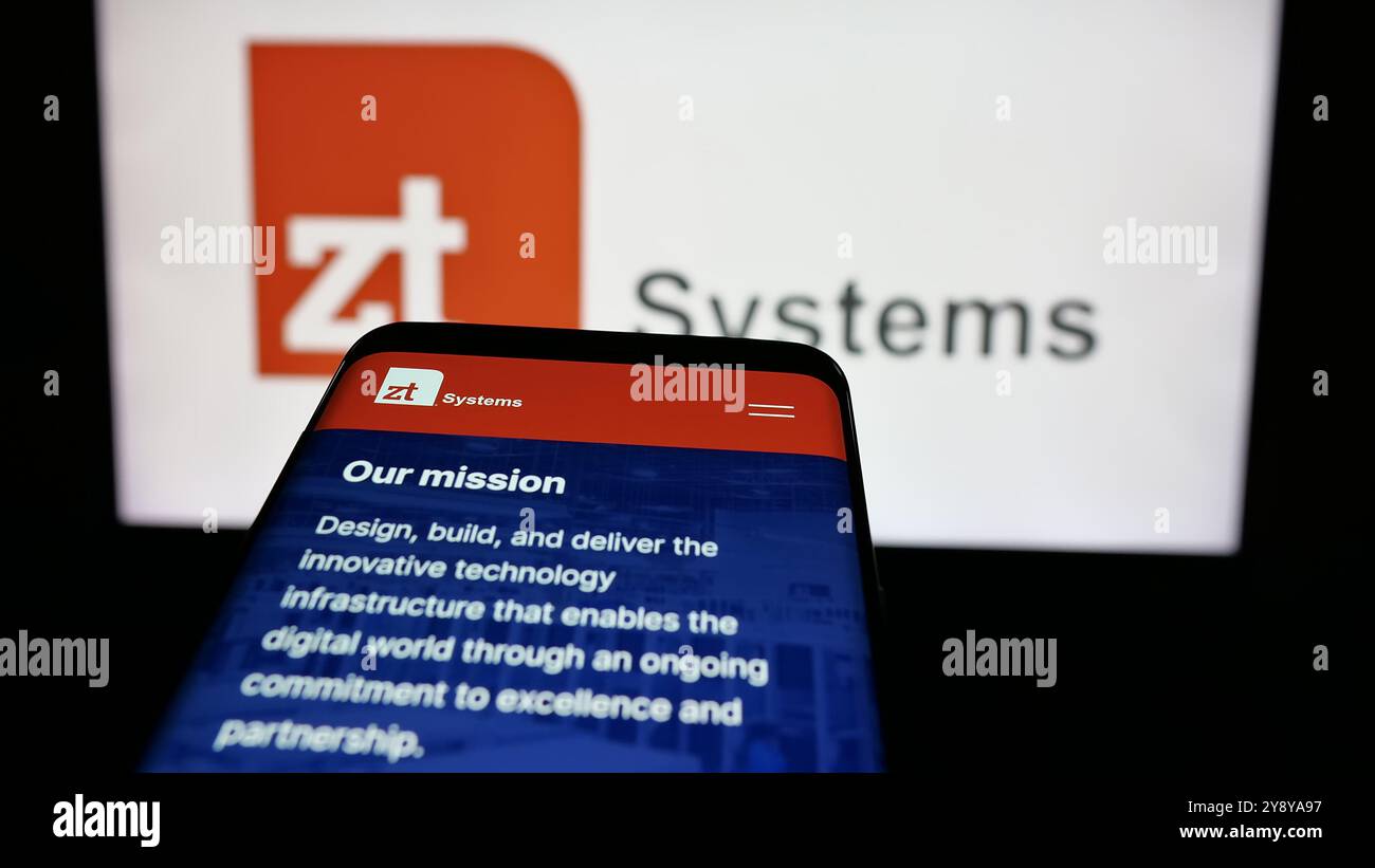 Smartphone con il sito Web della società di infrastrutture server statunitense ZT Systems sullo schermo davanti al logo aziendale. Mettere a fuoco in alto a sinistra sul display del telefono. Foto Stock