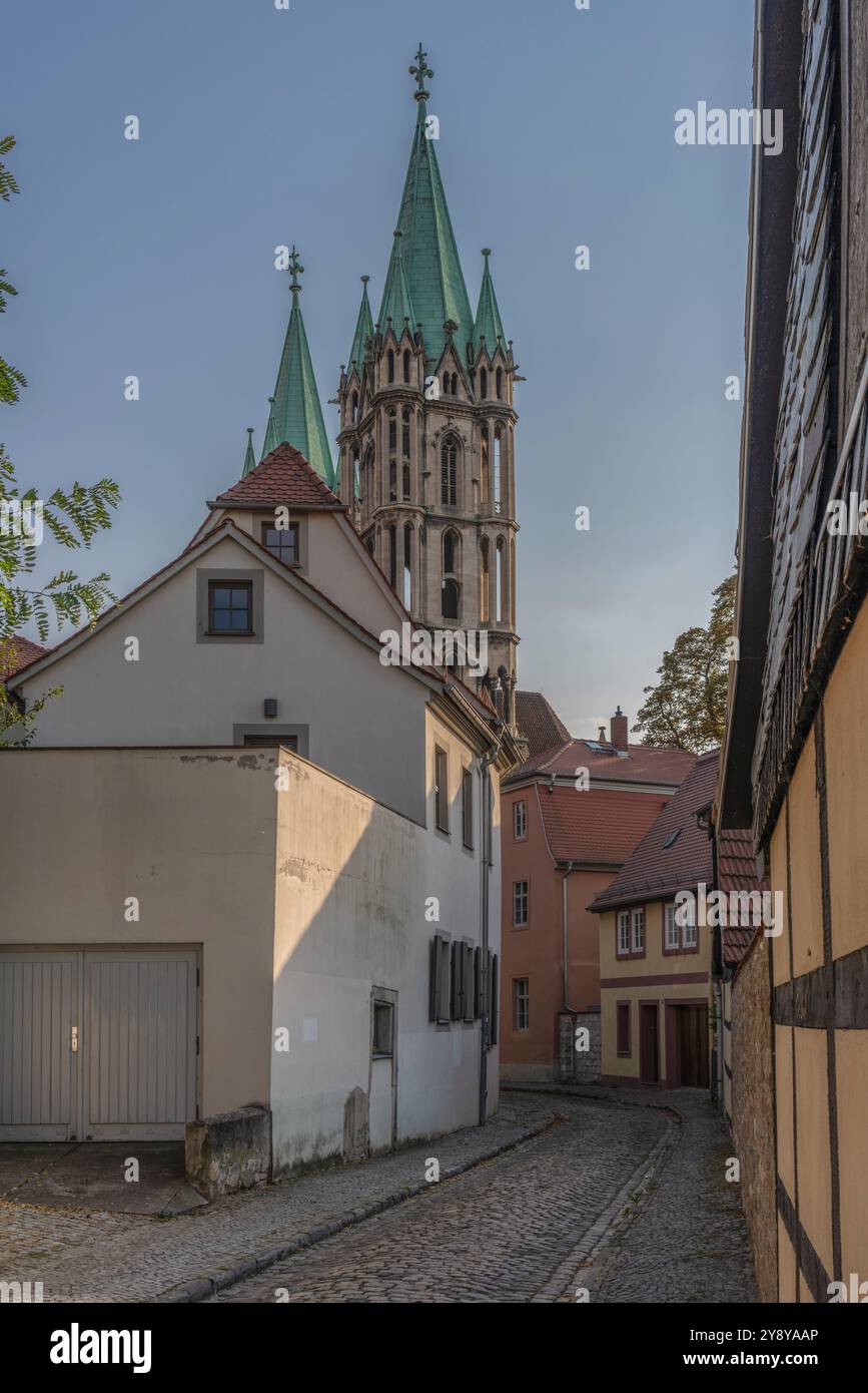 Dompredigergasse strada acciottolata con vista verso le torri occidentali della cattedrale di Naumburg nel 2024, Naumburg (Saale), Sassonia-Anhalt Foto Stock Dompredigergasse strada acciottolata con vista verso le torri occidentali della cattedrale di Naumburg nel 2024, Naumburg (Saale), Sassonia-Anhalt Foto Stock