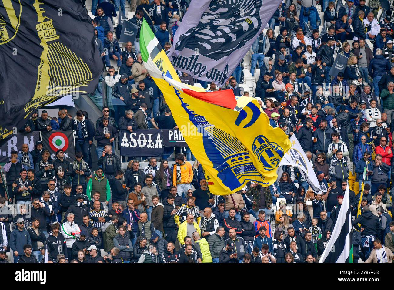 Torino, Italia. 6 ottobre 2024. Gli appassionati di calcio della Juventus visti in tribuna durante la partita di serie A tra Juventus e Cagliari allo stadio Allianz di Torino. Credito: Gonzales Photo/Alamy Live News Foto Stock