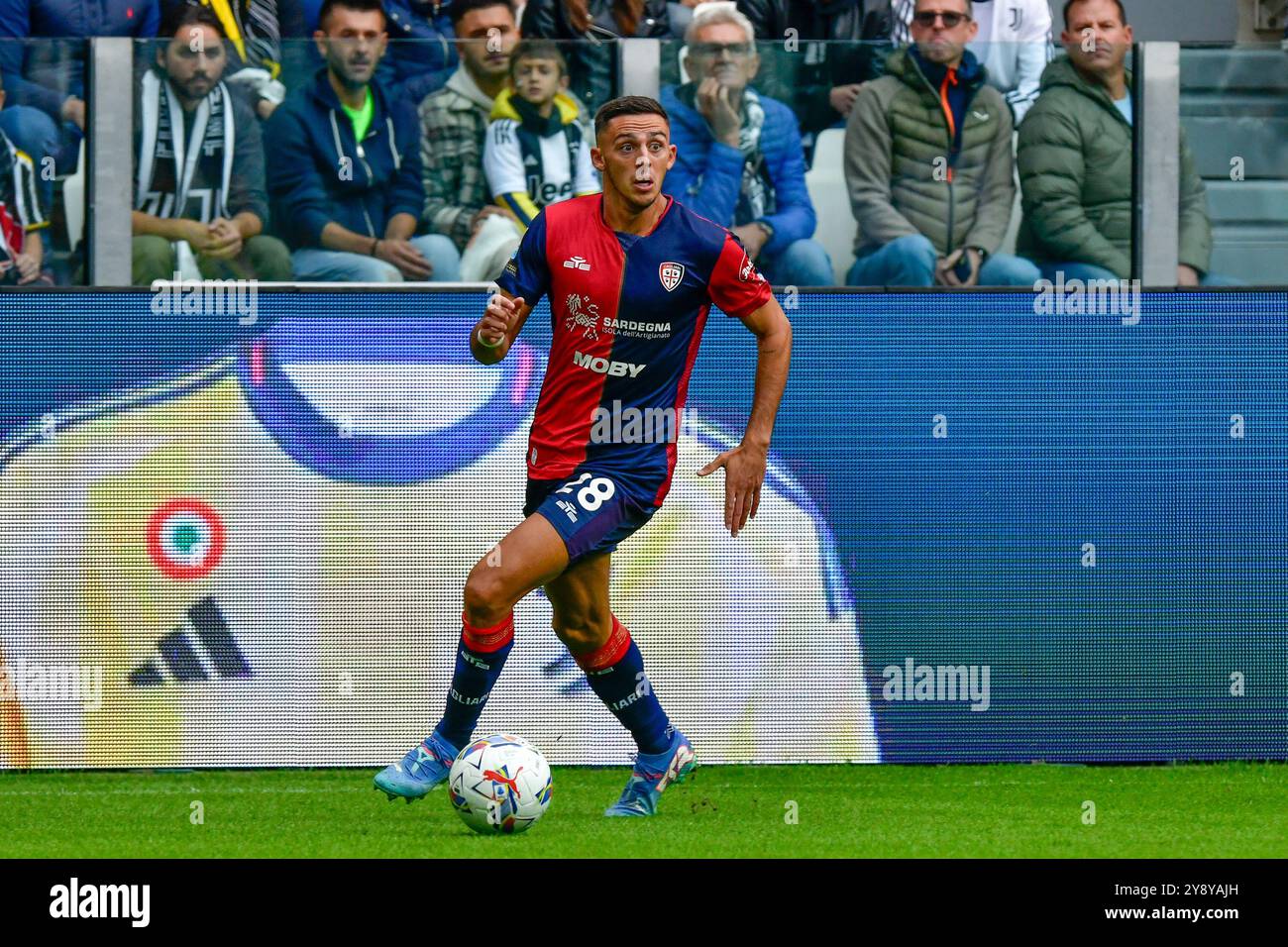 Torino, Italia. 6 ottobre 2024. Gabriele Zappa (28) di Cagliari visto durante la partita di serie A tra Juventus e Cagliari all'Allianz Stadium di Torino. Credito: Gonzales Photo/Alamy Live News Foto Stock