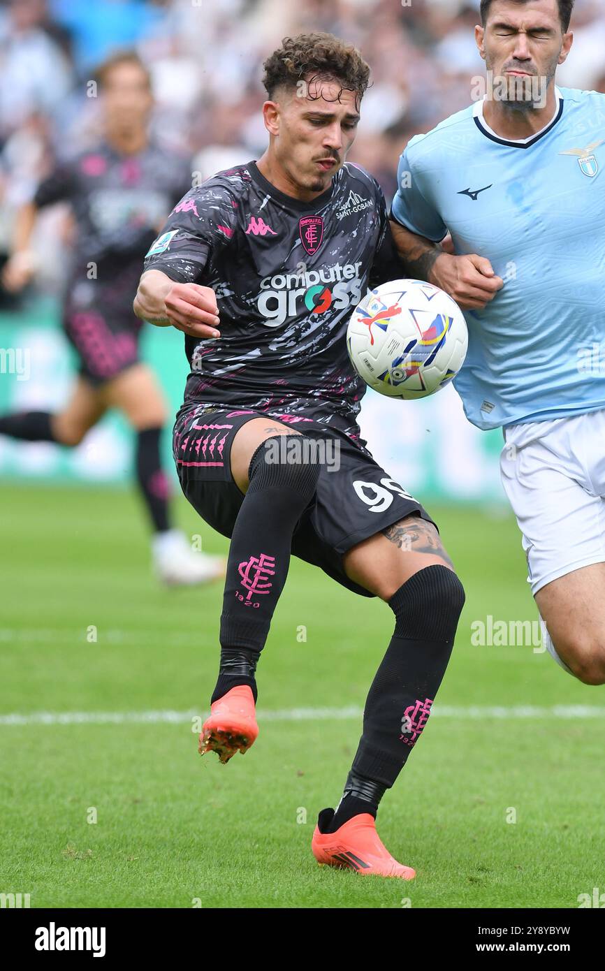 Roma, Italia. 6 ottobre 2024. Sebastiano Esposito di Empoli (L) Alessio Romagnoli della SS Lazio (R) visto in azione durante la partita di serie A tra Lazio e Empoli allo stadio olimpico. Punteggio finale; Lazio 2:1 Empoli. Credito: SOPA Images Limited/Alamy Live News Foto Stock