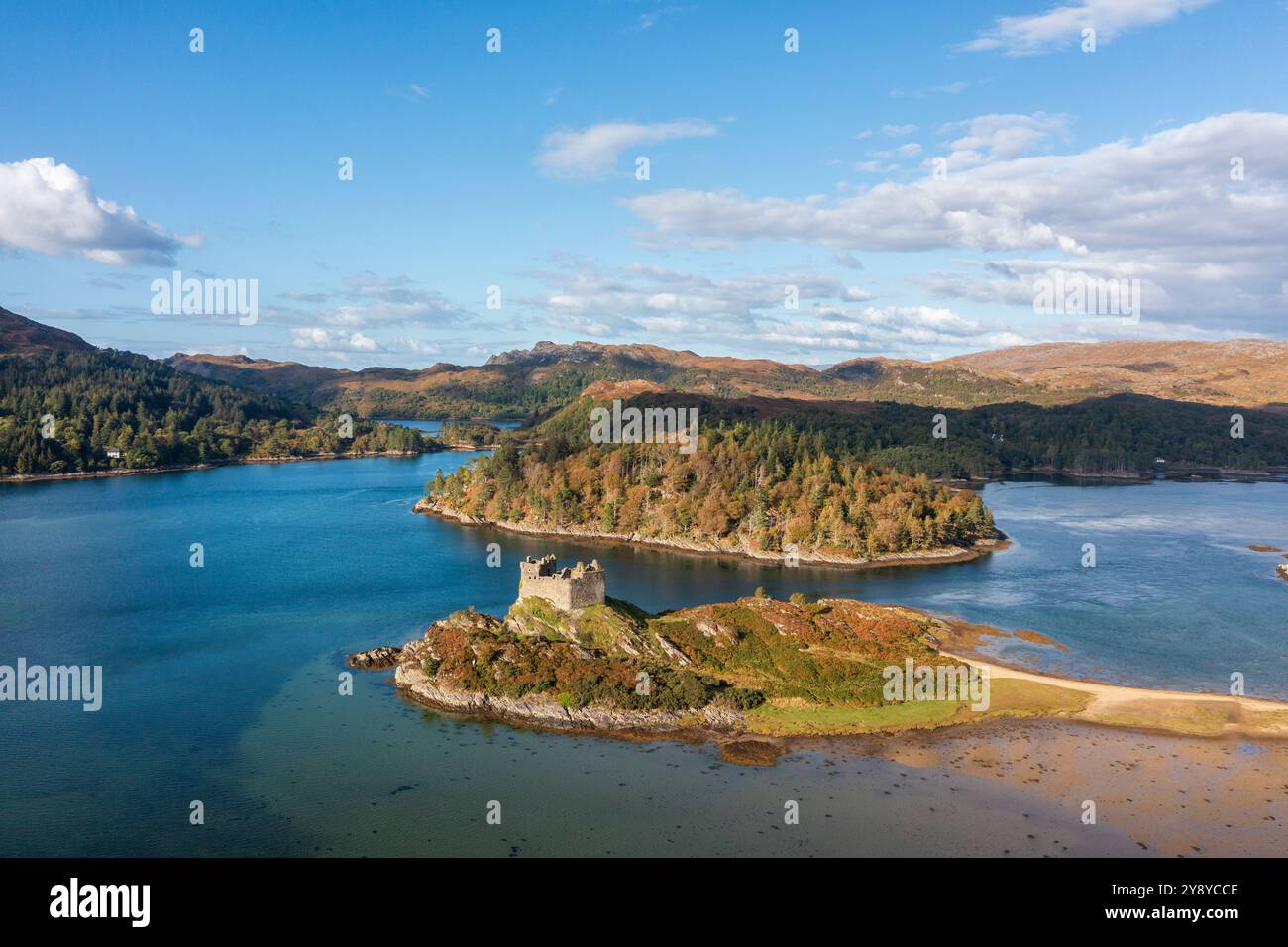 Castello di Tioram, Loch Moidart, Lochaber, Scozia, Regno Unito Foto Stock