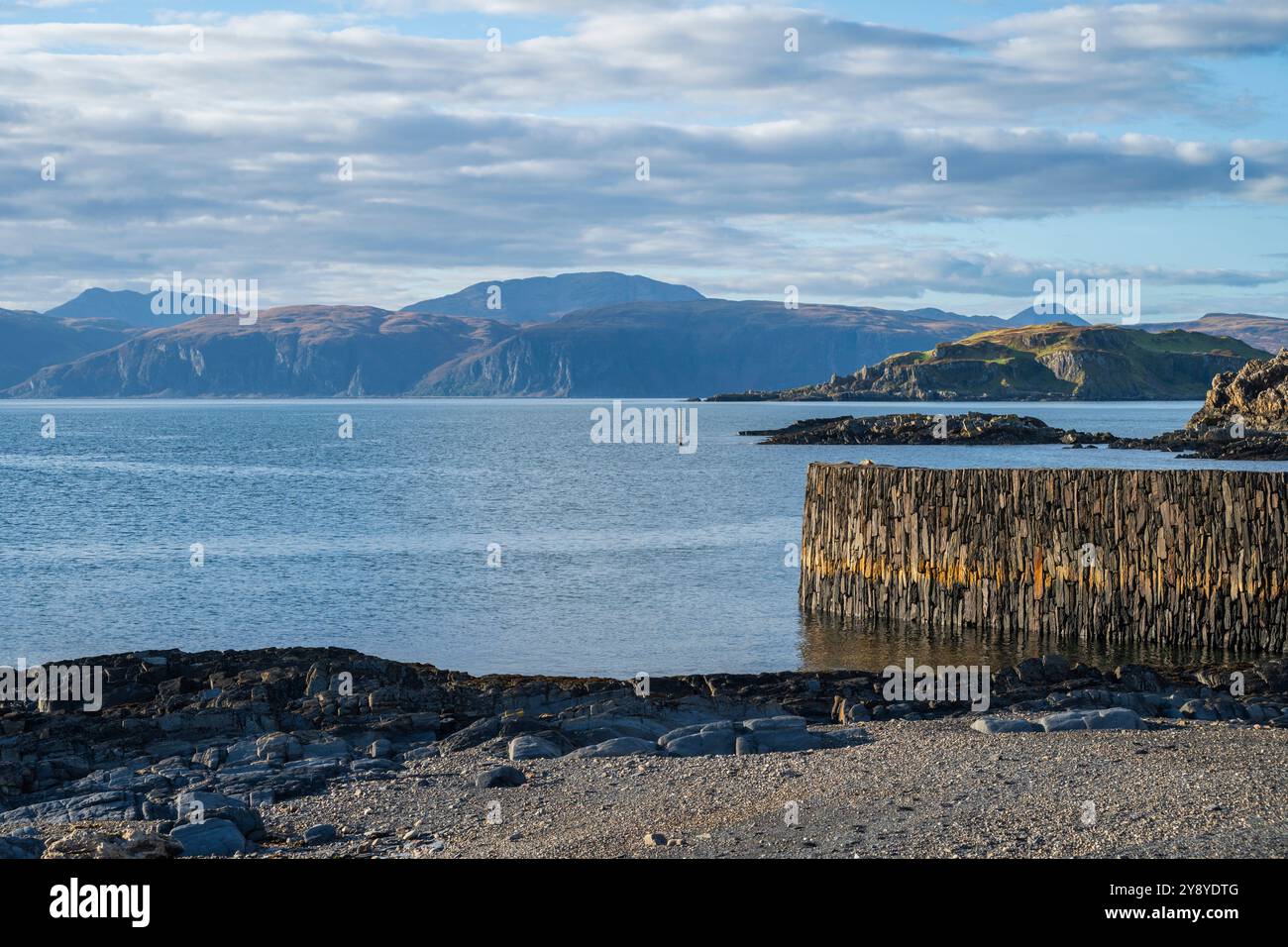 Muro del porto di Ellenabeich, vicino a Easdale Island, vicino a Oban, Argyll e Bute, Scozia, Regno Unito Foto Stock