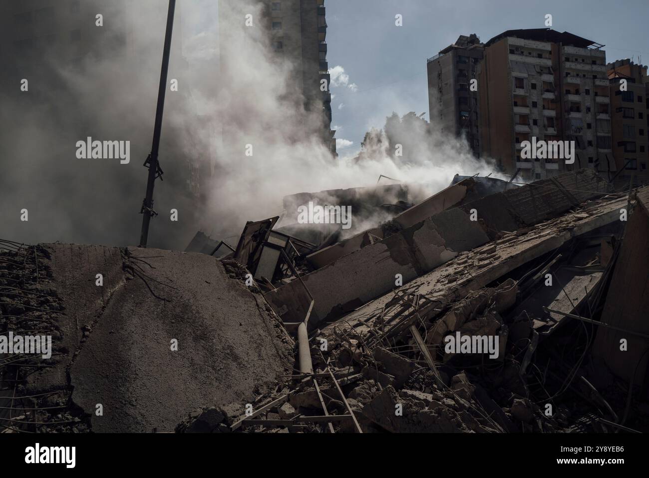 Beirut, Libano. 2 ottobre 2024. Adrien Vautier/le Pictorium - Libano durante l'attacco israeliano a Hezbollah - 02/10/2024 - Libano/Beirut/Beirut - le rovine di un edificio distrutto dall'esercito israeliano nel distretto di Dahieh, roccaforte di Hezbollah a Beirut. Crediti: LE PICTORIUM/Alamy Live News Foto Stock