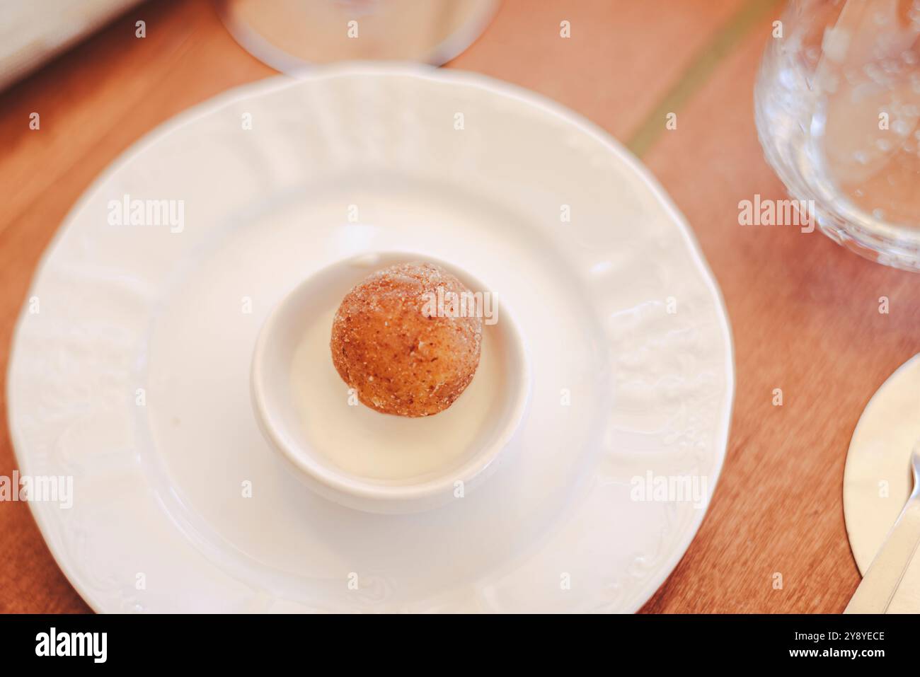 Gli antipasti all'inizio di un pasto gourmet mettono i clienti nell'umore giusto. Ecco un ottimo "arancino" di riso. Foto Stock