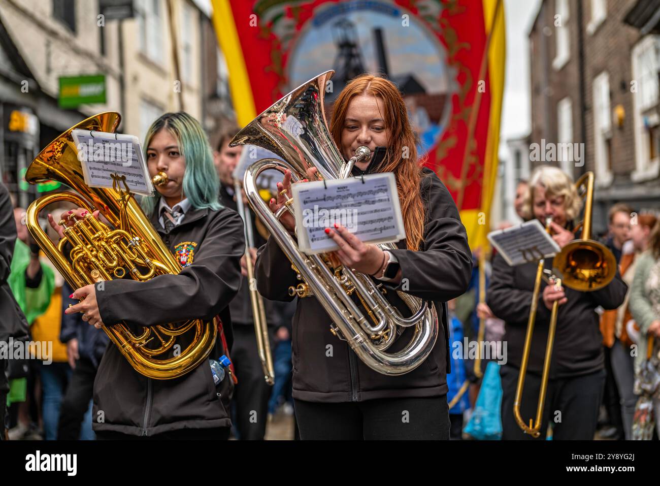 Durham, Co Durham, Inghilterra, Regno Unito. 13 luglio 2024. Le band suonano al Magdalene Steps, un luogo chiave al Durham Miners Gala, che segna la 40th Ann Foto Stock