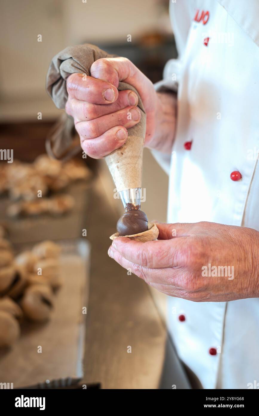 La "Dronerese al Rhum", un dolce al cioccolato tipico delle Valli cuneesi, in Piemonte, Italia. Foto Stock