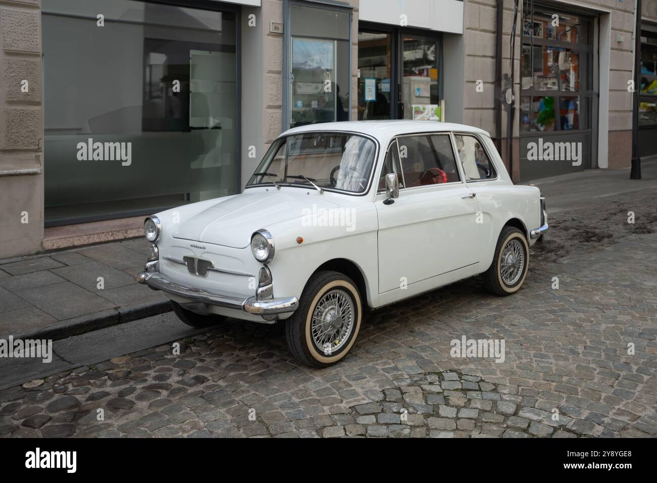 San felice sul Panaro, Italia 6 ottobre 2024. Una vecchia Autobianchi Bianchina degli anni '1950 parcheggiata in strada Foto Stock
