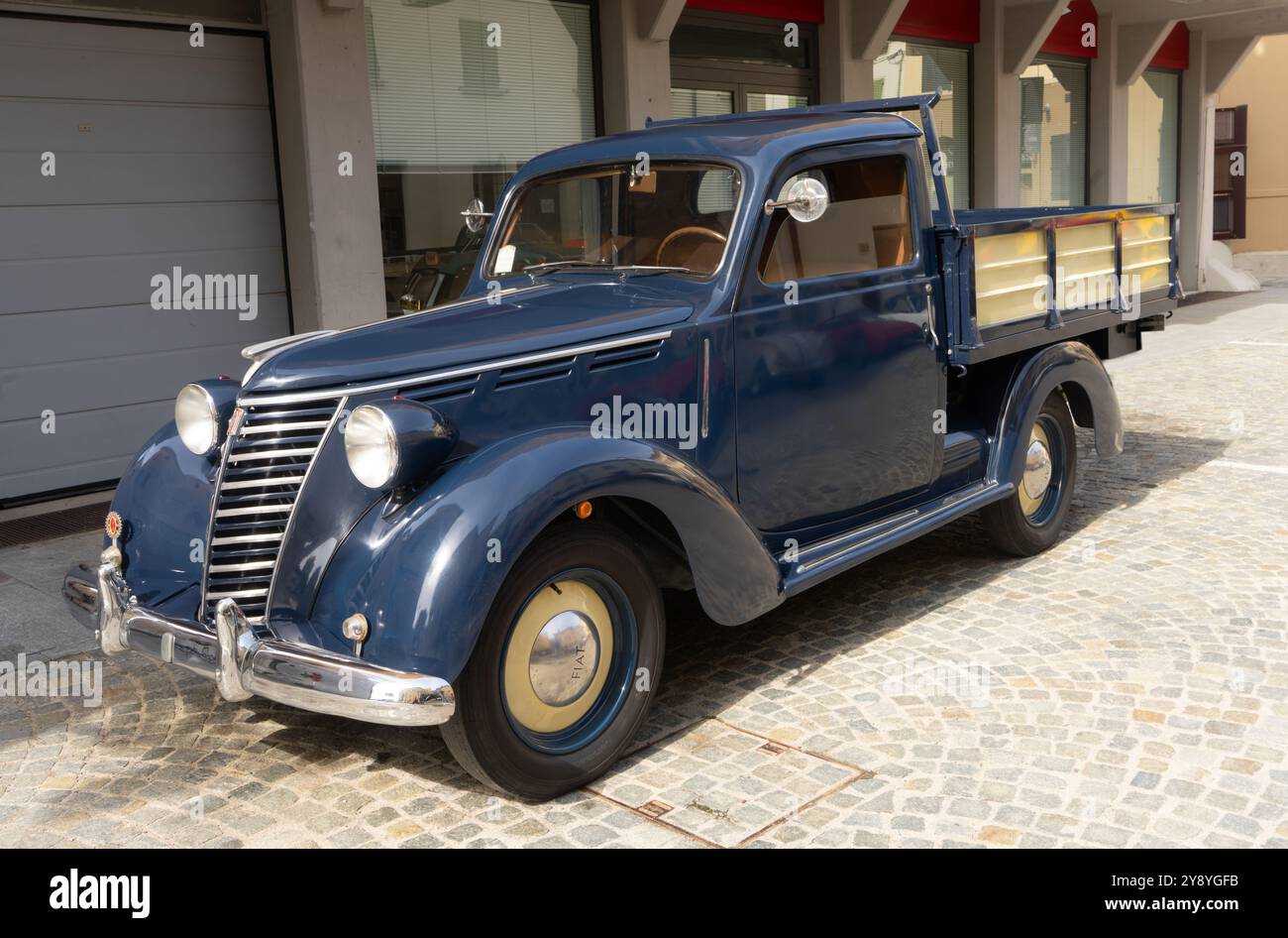 San felice sul Panaro, Italia 6 ottobre 2024. Un vecchio pick-up italiano Fiat 1100 degli anni '1940 parcheggiato per strada Foto Stock