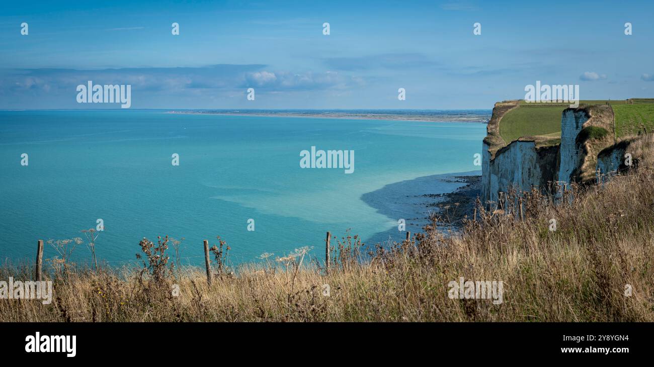 Mers-Les-Bains, Francia - 09 15 2024: Vista panoramica del mare e della scogliera sul sentiero costiero somme Foto Stock