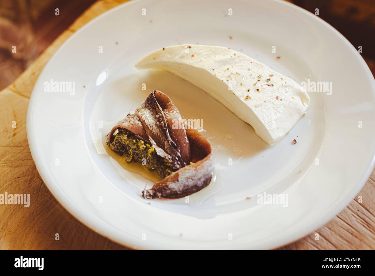 Formaggio fresco e acciughe conservate, sulla "via del sale" i trafficanti di strada vendevano il sale tra Francia e Italia. Foto Stock