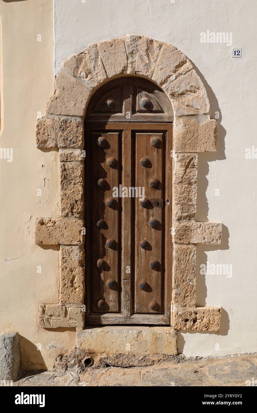 Ibiza. Spagna. Eivissa. Balearen. Spagnolo. Baleari. España. Runde Tür. Verzierung. porta rotonda. porta in legno. ornamento. Foto Stock