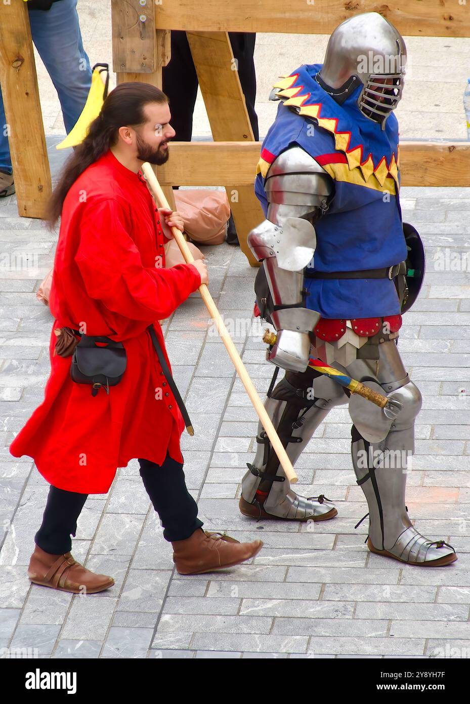 Rievocazione di cavalieri medievali in armatura che combattevano con costumi e armi tradizionali durante la Castiglia di El Cid Semana Cidiana Burgos e León Spagna Foto Stock