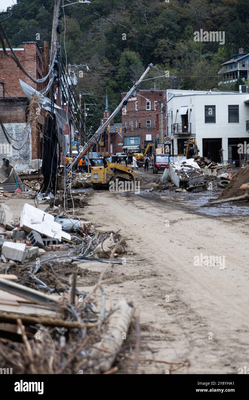 MARSHALL, CAROLINA DEL NORD - 4 OTTOBRE: Gli equipaggi lavorano per ripulire detriti e edifici danneggiati in seguito all'uragano Helene il 4 ottobre 2024 a Marshall, Carolina del Nord. L'uragano di categoria 4, che sbarcò sulla costa sud-orientale, ha lasciato devastazioni diffuse attraverso parti della Florida fino alla Virginia. Foto Stock