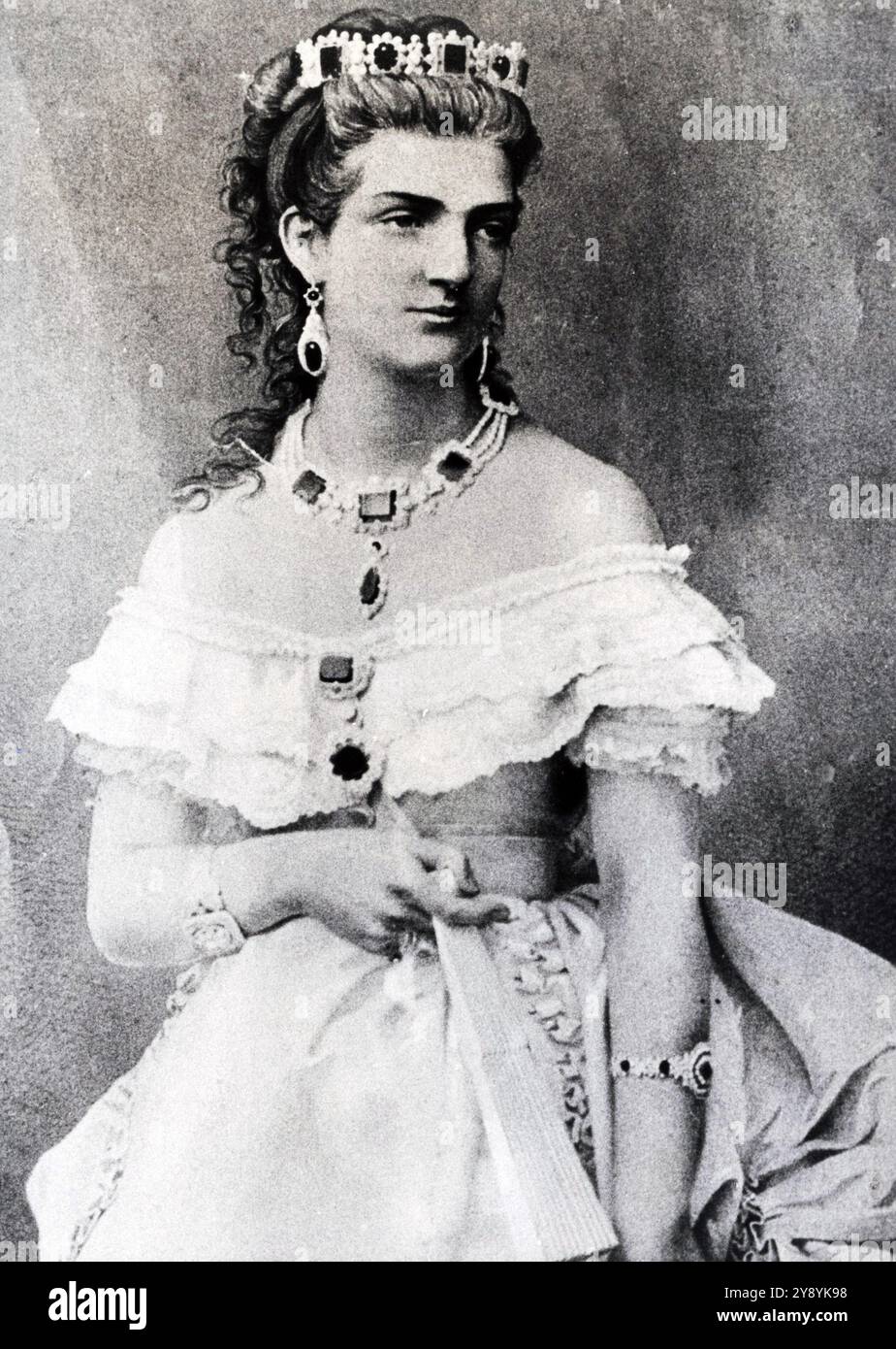 1860 Archivio storico Olycom/LaPresse Margherita di Savoia Torino, 20 novembre 1851 - Bordighera, 4 gennaio 1926) fu consorte di re Umberto i e la prima regina consorte d'Italia. La moglie del primo re d'Italia Vittorio Emanuele II di Savoia, Maria Adelaide d'Austria, era infatti morta nel 1855, prima della proclamazione del Regno avvenuta nel 1861. Nella foto: Regina Margherita di Savoia madre di Vittorio Emanuele III nella foto: Regina Margherita di Savoia madre di Vittorio Emanuele III credito: LaPresse/Alamy Live News Foto Stock