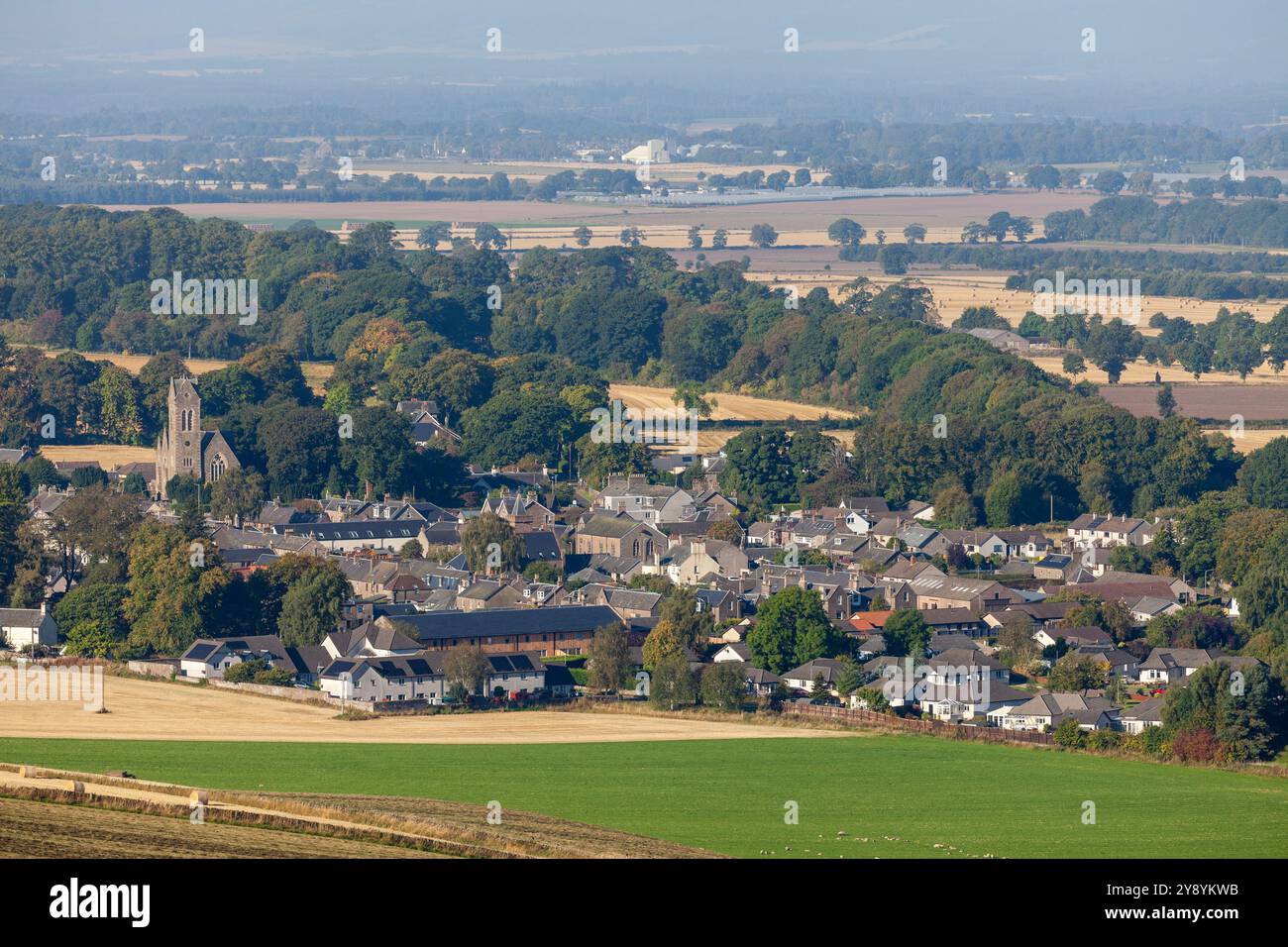 Villaggio di Newtyle e paesaggio rurale di Angus da Kinpurney Hill, Angus, Scozia Foto Stock