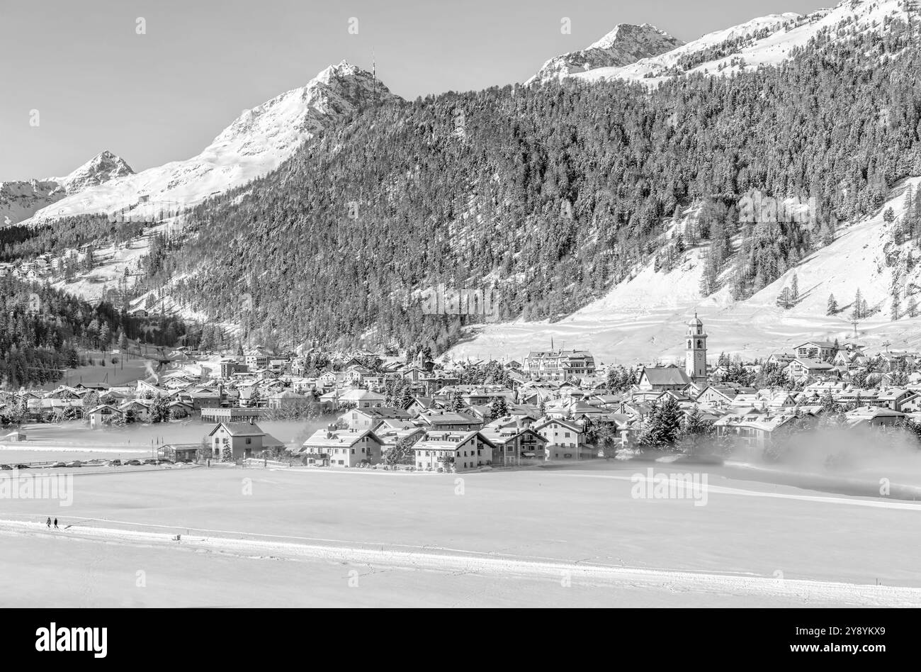 Immagine in bianco e nero del villaggio di montagna Celerina, Engadina, Grigioni, Svizzera Foto Stock