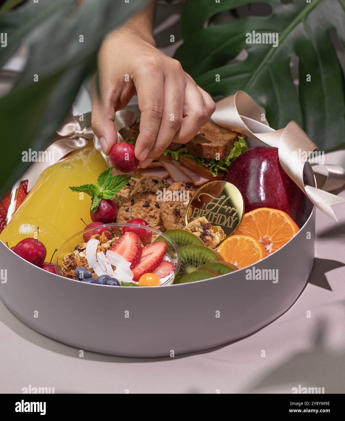 Confezione regalo con frutta, sandwich, biscotti, cereali e yogurt Foto Stock
