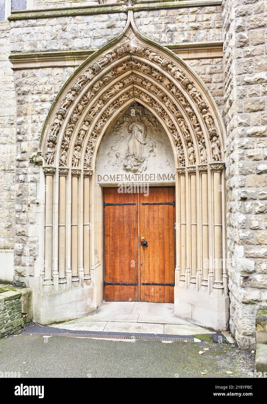 Porta d'ingresso alla chiesa cattolica cristiana dell'Immacolata Concezione gestita dai sacerdoti gesuiti, Farm Street, Mayfair, Londra, Inghilterra. Foto Stock