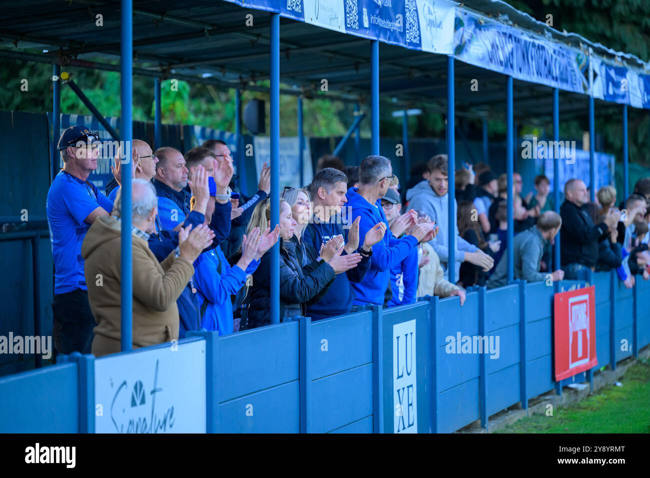 Chertsey, Regno Unito. 5 ottobre 2024. Chertsey, Inghilterra, 5 ottobre 2024 tifosi post partita durante l'Isuzu fa Cup Trophy tra Chertsey Town e Billericay Town F.. C a Alwyns Lane a Chertsey, Inghilterra KM (Keeran Marquis/SPP) credito: SPP Sport Press Photo. /Alamy Live News Foto Stock