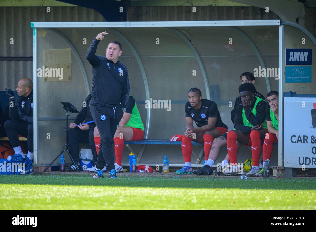 Chertsey, Regno Unito. 5 ottobre 2024. Chertsey, Inghilterra, 5 ottobre 2024 Gary McCann ( Manager ) grida istruzioni durante l'Isuzu fa Cup Trophy tra Chertsey Town e Billericay Town F.. C a Alwyns Lane a Chertsey, Inghilterra KM (Keeran Marquis/SPP) credito: SPP Sport Press Photo. /Alamy Live News Foto Stock