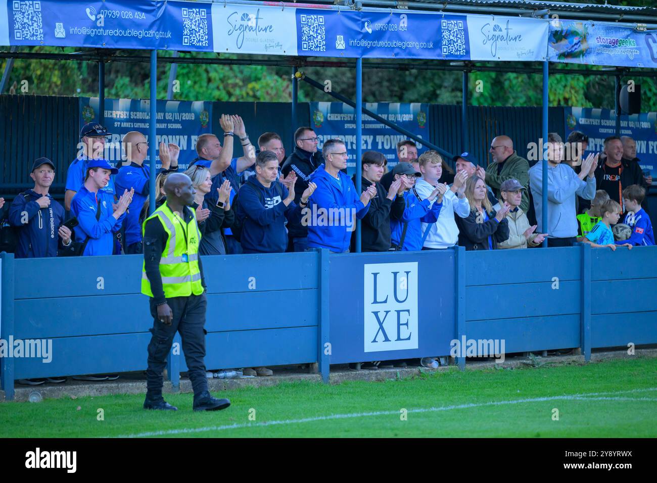 Chertsey, Regno Unito. 5 ottobre 2024. Chertsey, Inghilterra, 5 ottobre 2024 tifosi post partita durante l'Isuzu fa Cup Trophy tra Chertsey Town e Billericay Town F.. C a Alwyns Lane a Chertsey, Inghilterra KM (Keeran Marquis/SPP) credito: SPP Sport Press Photo. /Alamy Live News Foto Stock