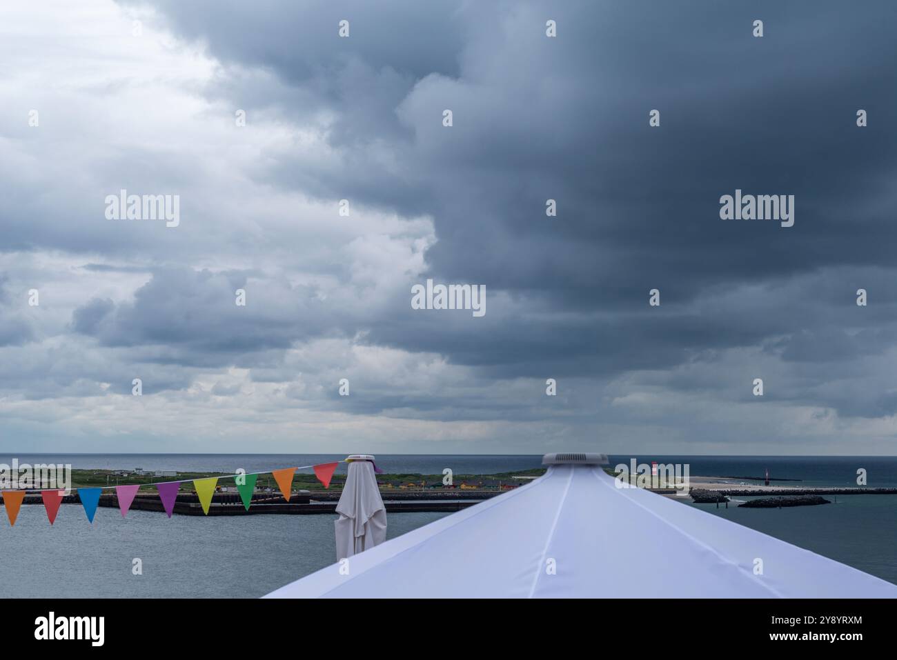 Ammira la duna di Helgoland, le bandiere dei ristoranti, l'isola di Helgoland, il Mare del Nord, lo Schleswig-Holstein, il distretto di Pinneberg, la Germania del Nord Foto Stock